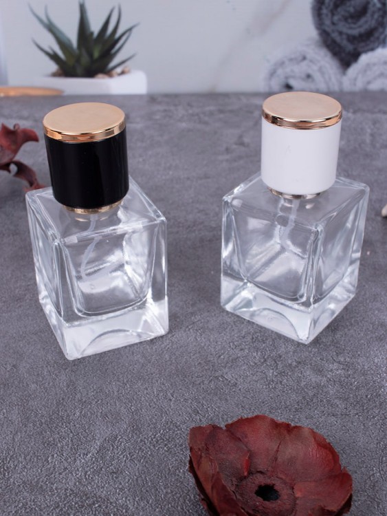 Флаконы 30мл стекло спрей квадрат бежевая крышка